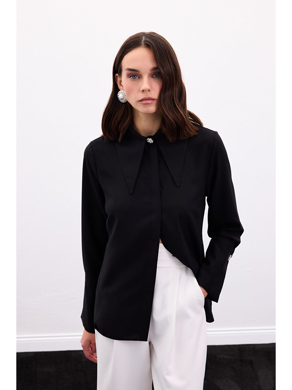 Yaka Ve Manşet Aksesuarlı Gömlek - Siyah