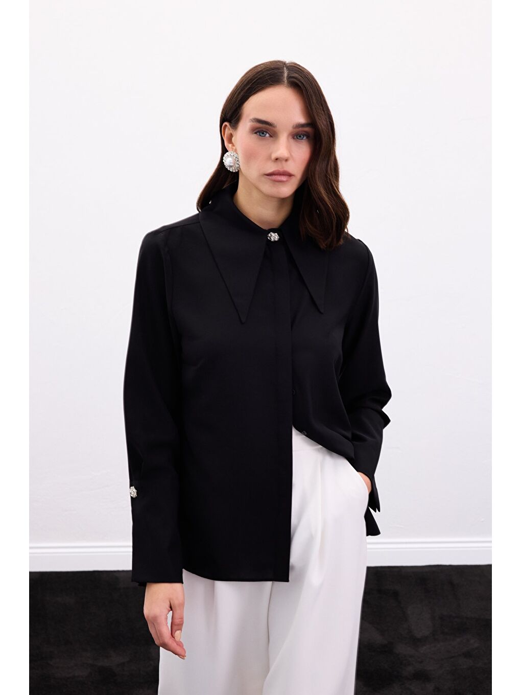 Yaka Ve Manşet Aksesuarlı Gömlek - Siyah-2