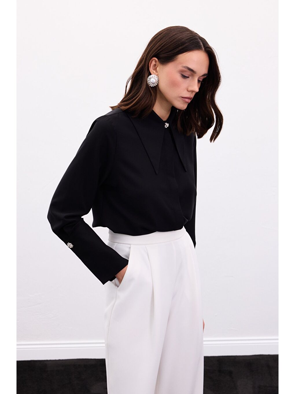 Yaka Ve Manşet Aksesuarlı Gömlek - Siyah-4