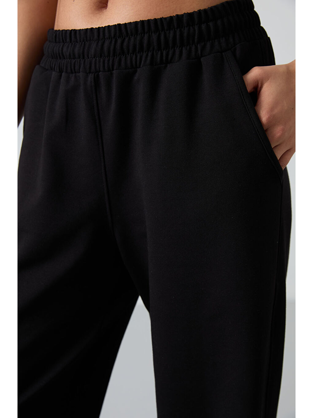 Siyah Yüksek Bel Cepli Rahat Form Geniş Paça Kadın Eşofman Alt - 94567-2