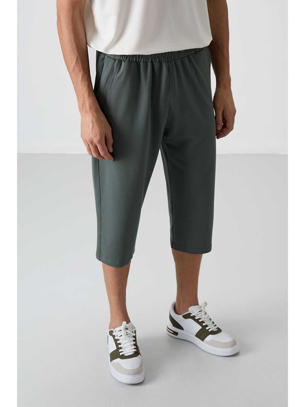 Haki Pamuklu Yumuşak Dokulu Standart Fit Nakışlı Erkek Kapri - 83102-6