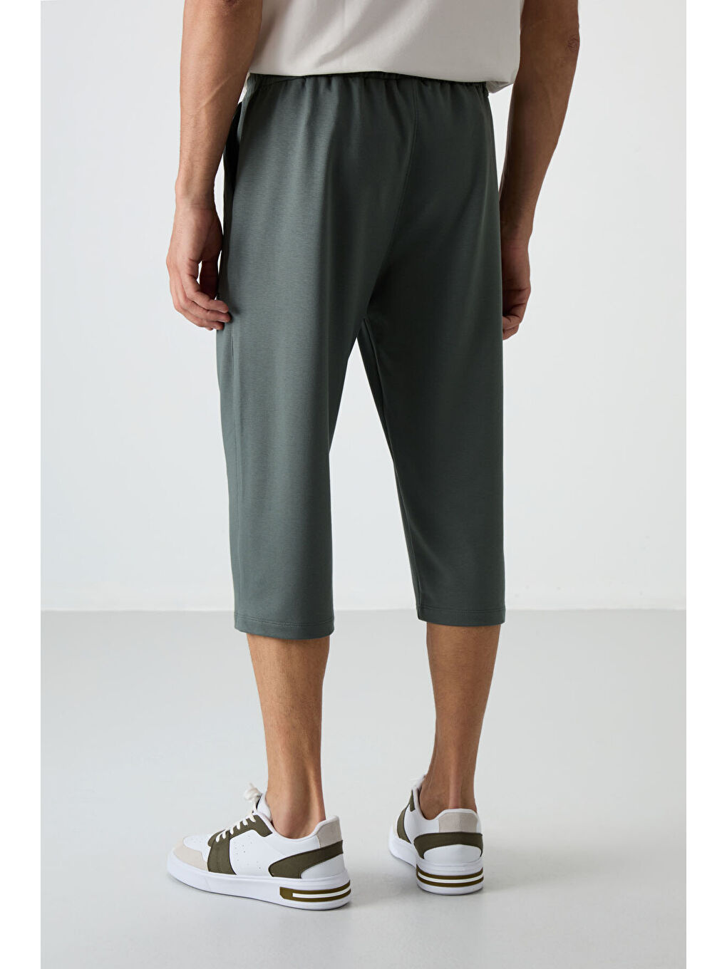 Haki Pamuklu Yumuşak Dokulu Standart Fit Nakışlı Erkek Kapri - 83102-8