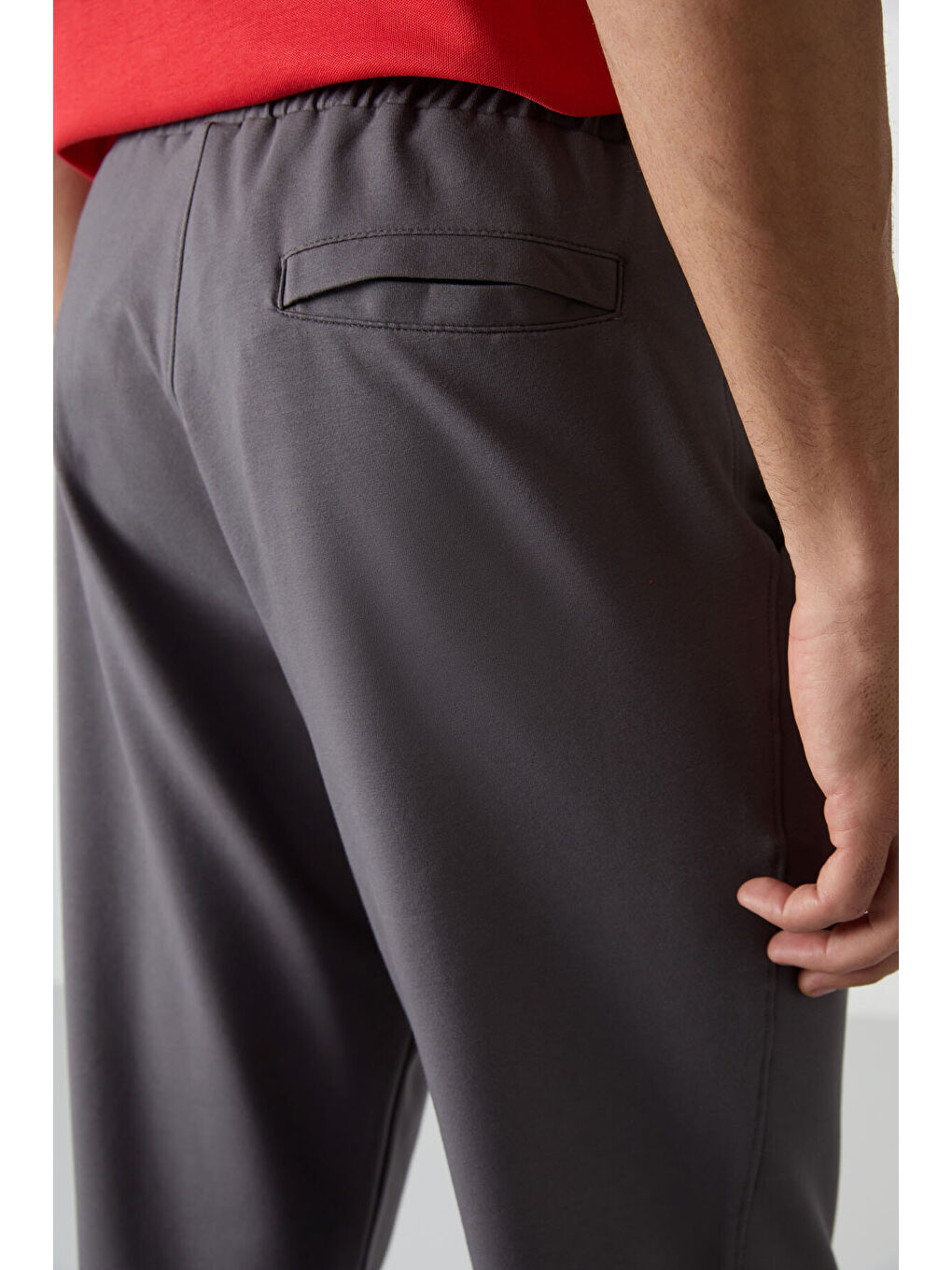 Koyu Gri Pamuklu Yumuşak Dokulu Comfort Fit Nakışlı  Jogger - 82123-4