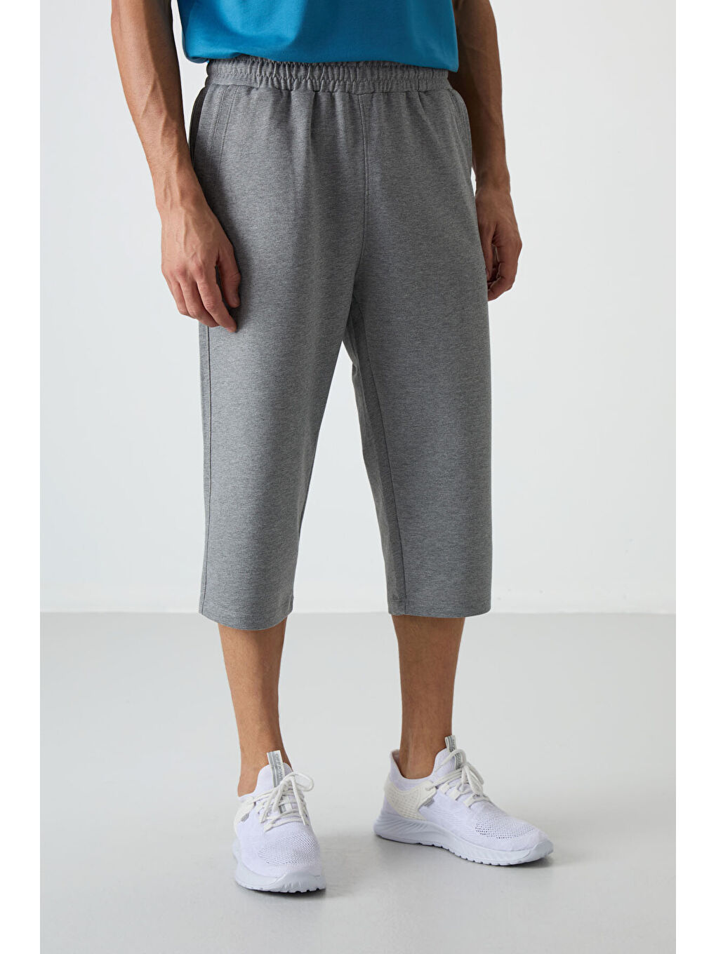 Gri Melanj Pamuklu Yumuşak Dokulu Standart Fit Nakışlı Erkek Kapri - 83102-3