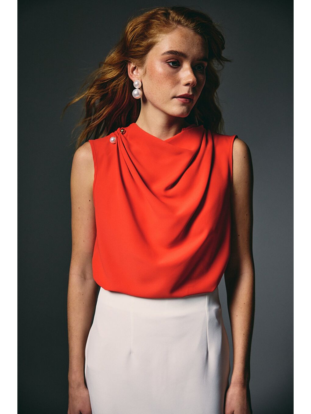İnci Broşlu Degaje Bluz - Kırmızı-4