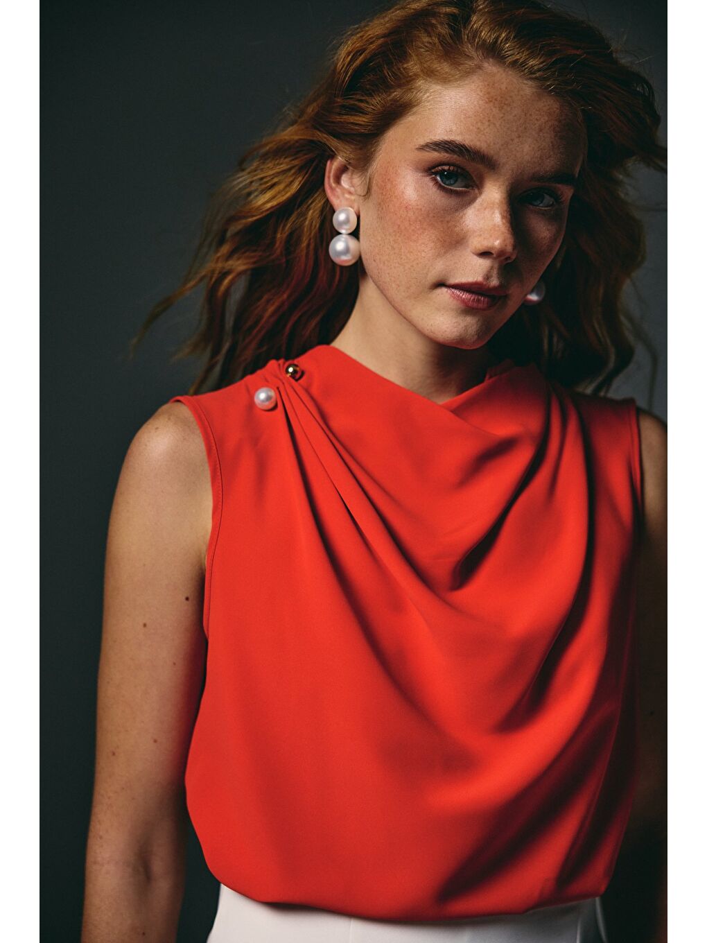 İnci Broşlu Degaje Bluz - Kırmızı-5