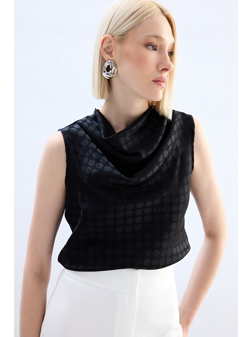 Puantiye Desenli Kolsuz Bluz - Siyah-3