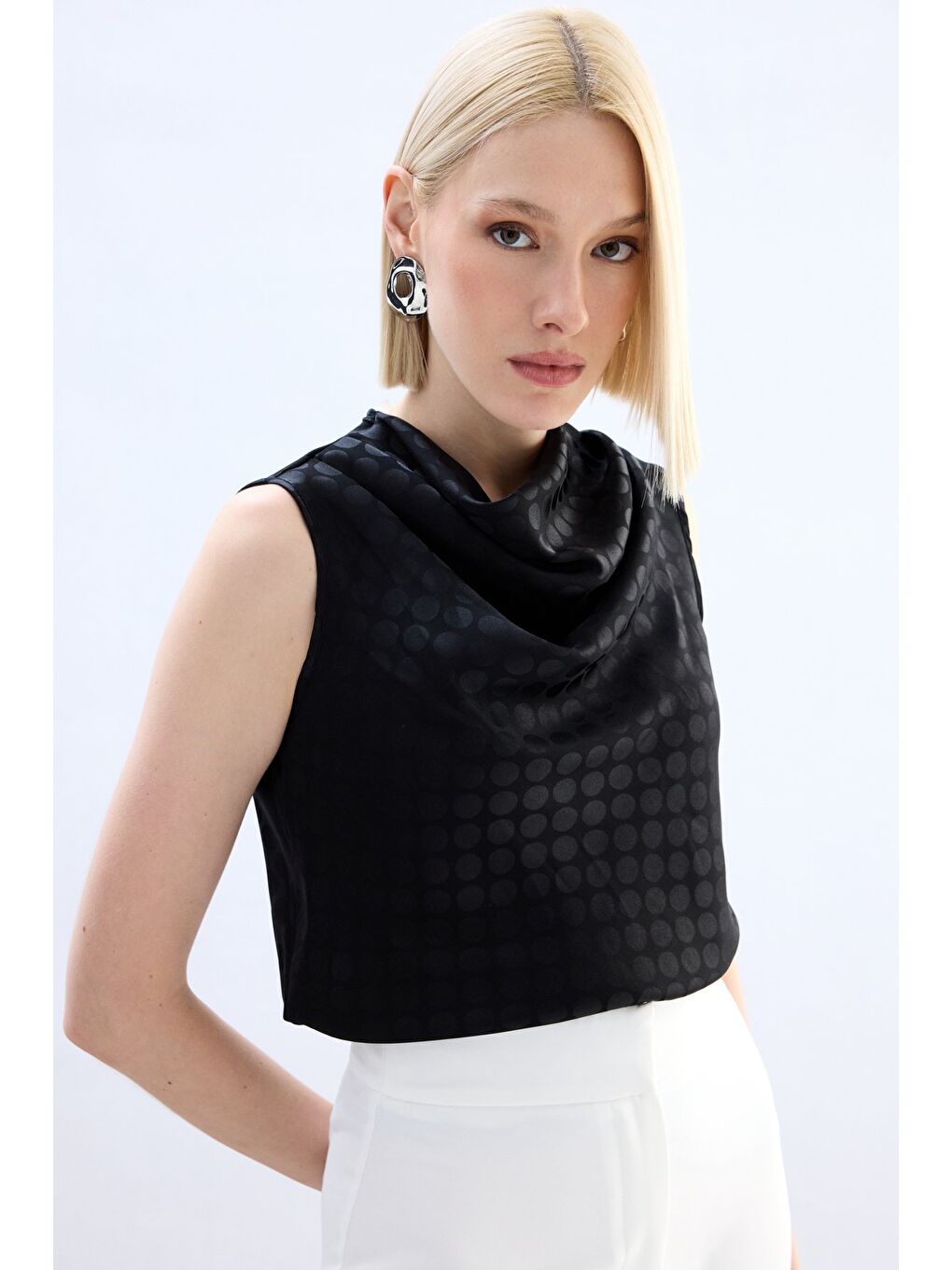 Puantiye Desenli Kolsuz Bluz - Siyah-4