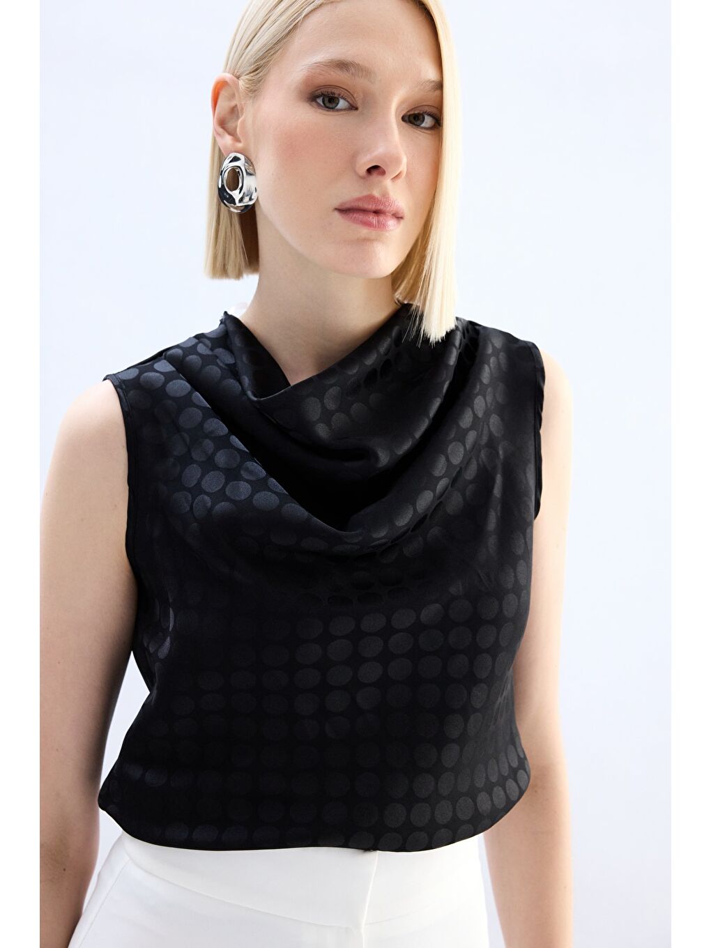 Puantiye Desenli Kolsuz Bluz - Siyah-5