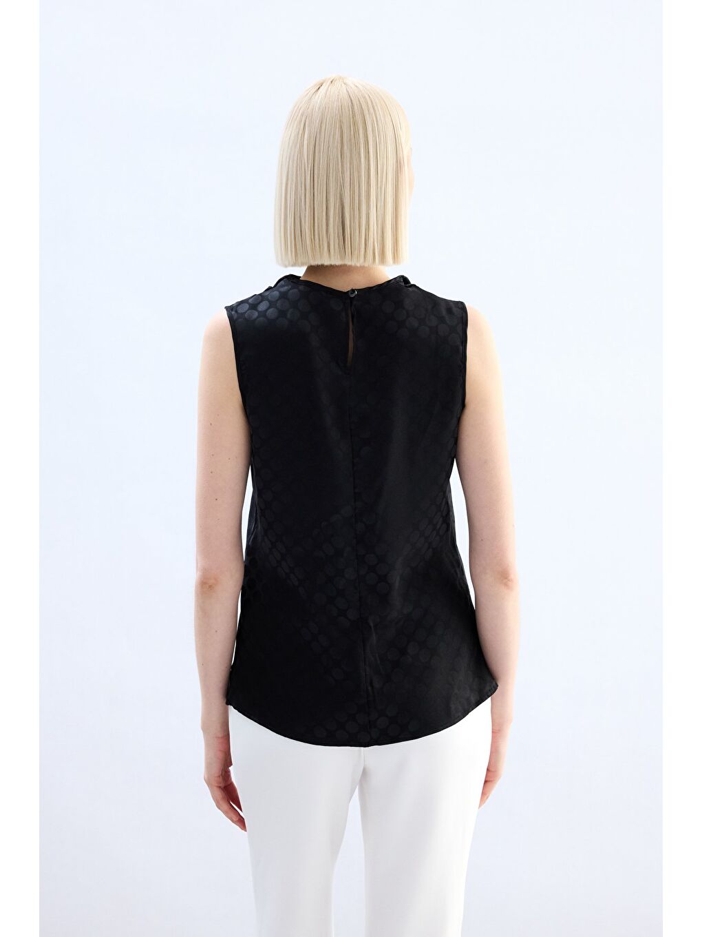 Puantiye Desenli Kolsuz Bluz - Siyah-6