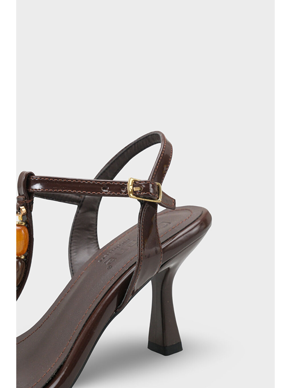 Kahverengi Cassy Sivri Burunlu Taşlı Bilekten Bantlı Orta Topuklu Kadın Ayakkabı-3