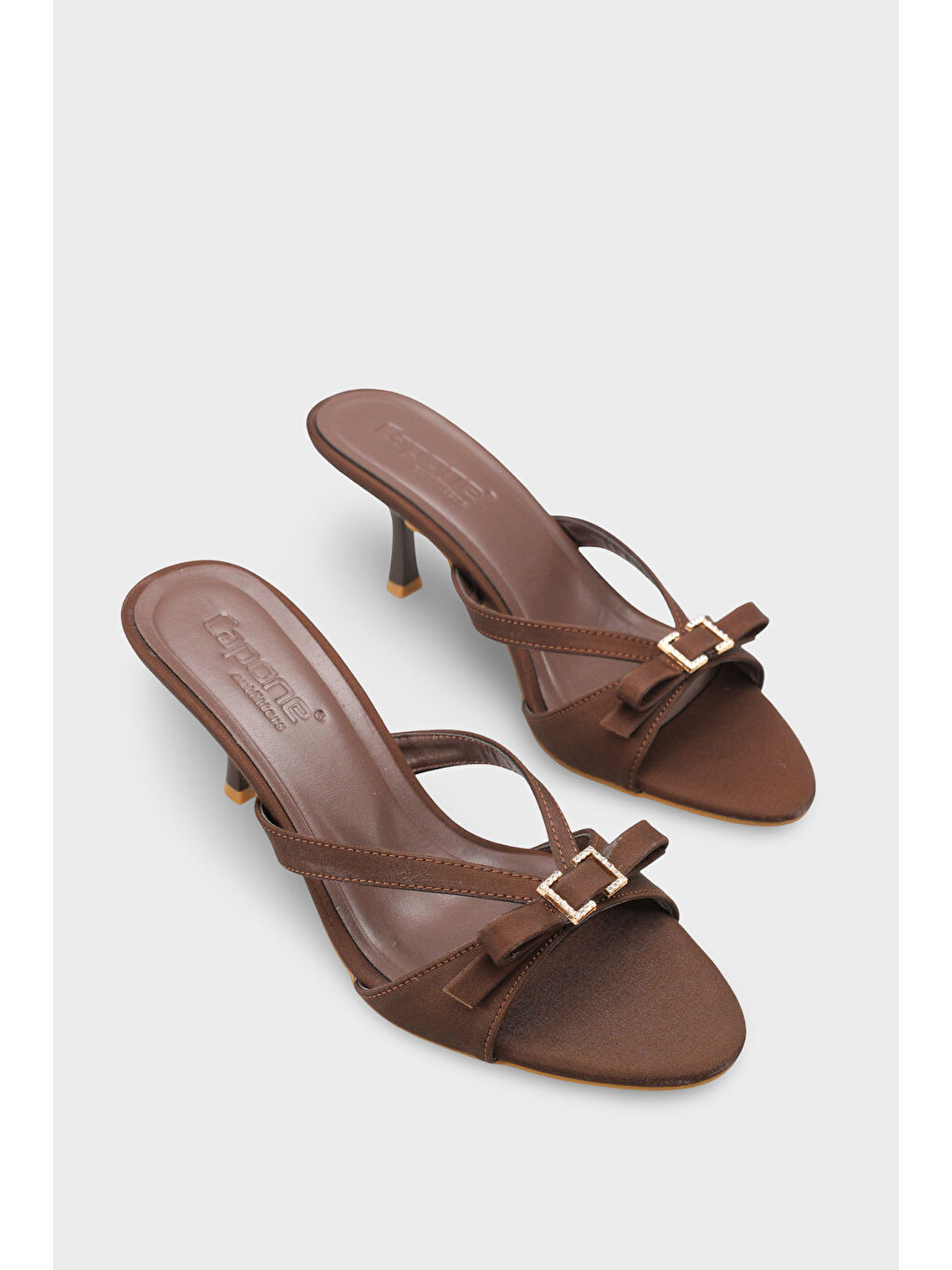 Kahverengi Vivia Sivri Burunlu Taşlı Tokalı Saten Orta Topuklu Kadın Terlik-1