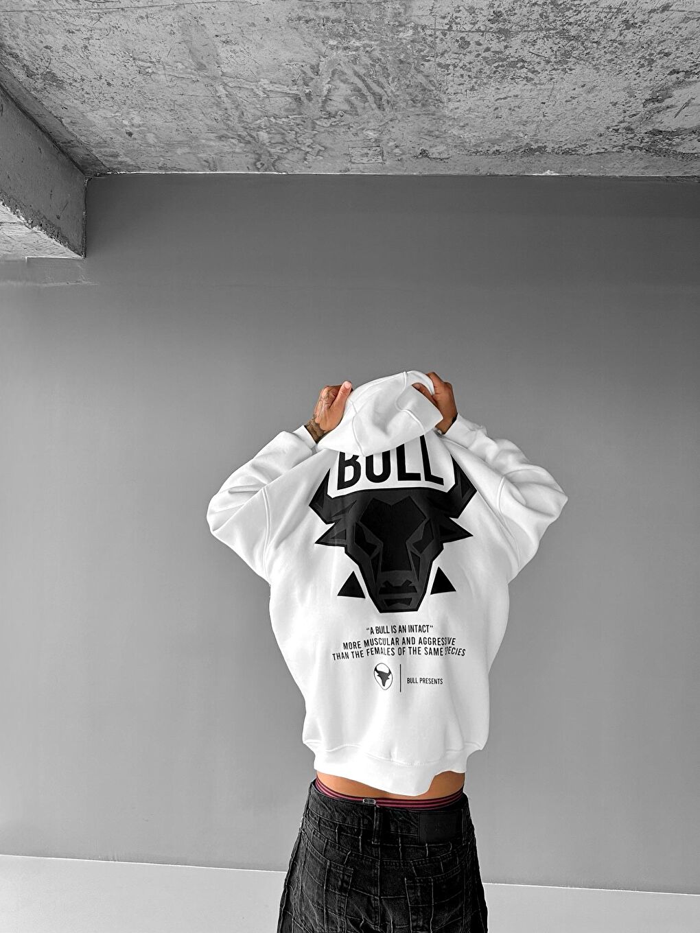 Oversize Bull Baskılı %100 Pamuk Kapüşonlu Sweatshirt Hoodie Beyaz-1