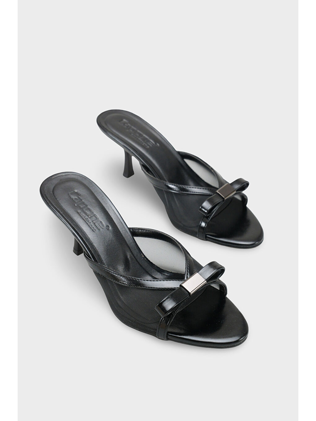 Siyah Robbi Sivri Burunlu Fileli Fiyonklu Orta Topuklu Kadın Terlik-1