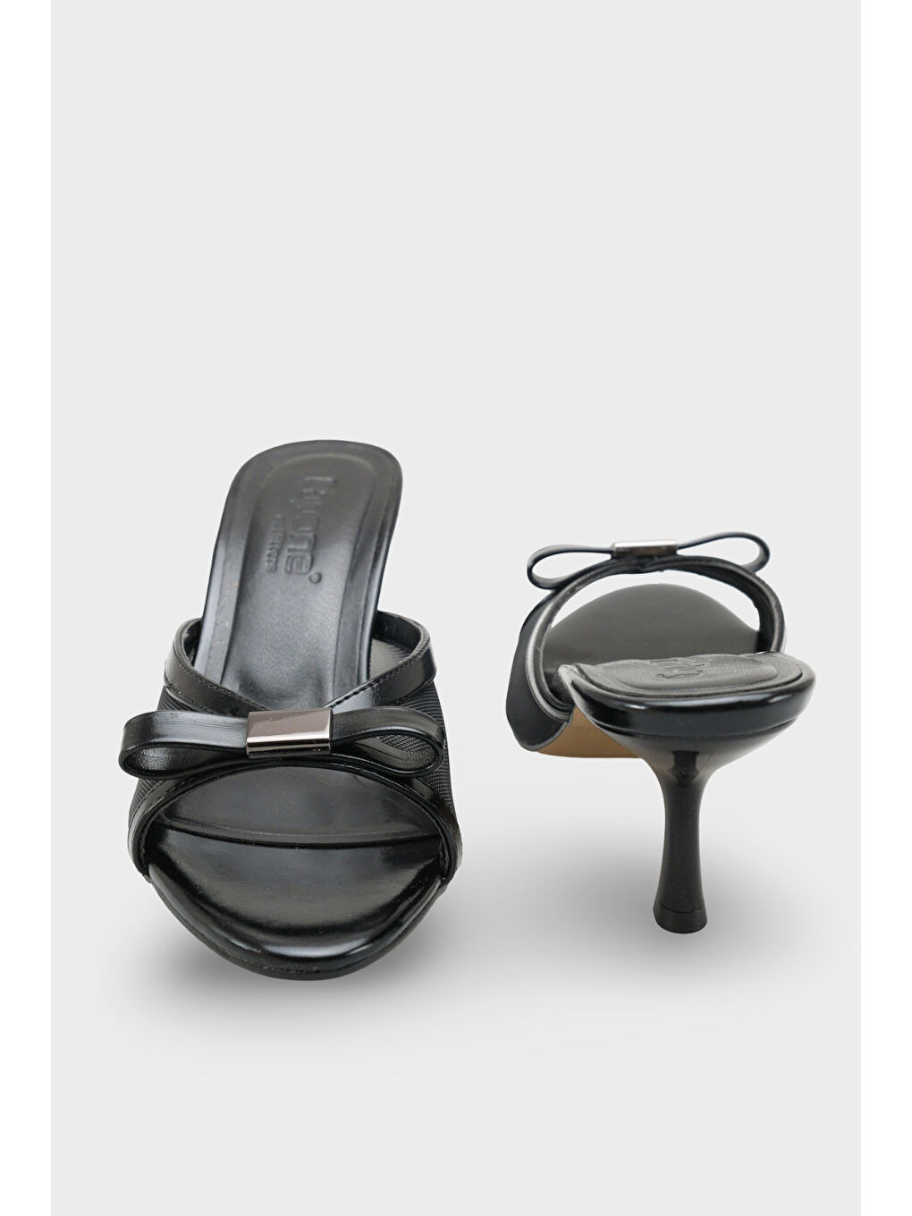 Siyah Robbi Sivri Burunlu Fileli Fiyonklu Orta Topuklu Kadın Terlik-3