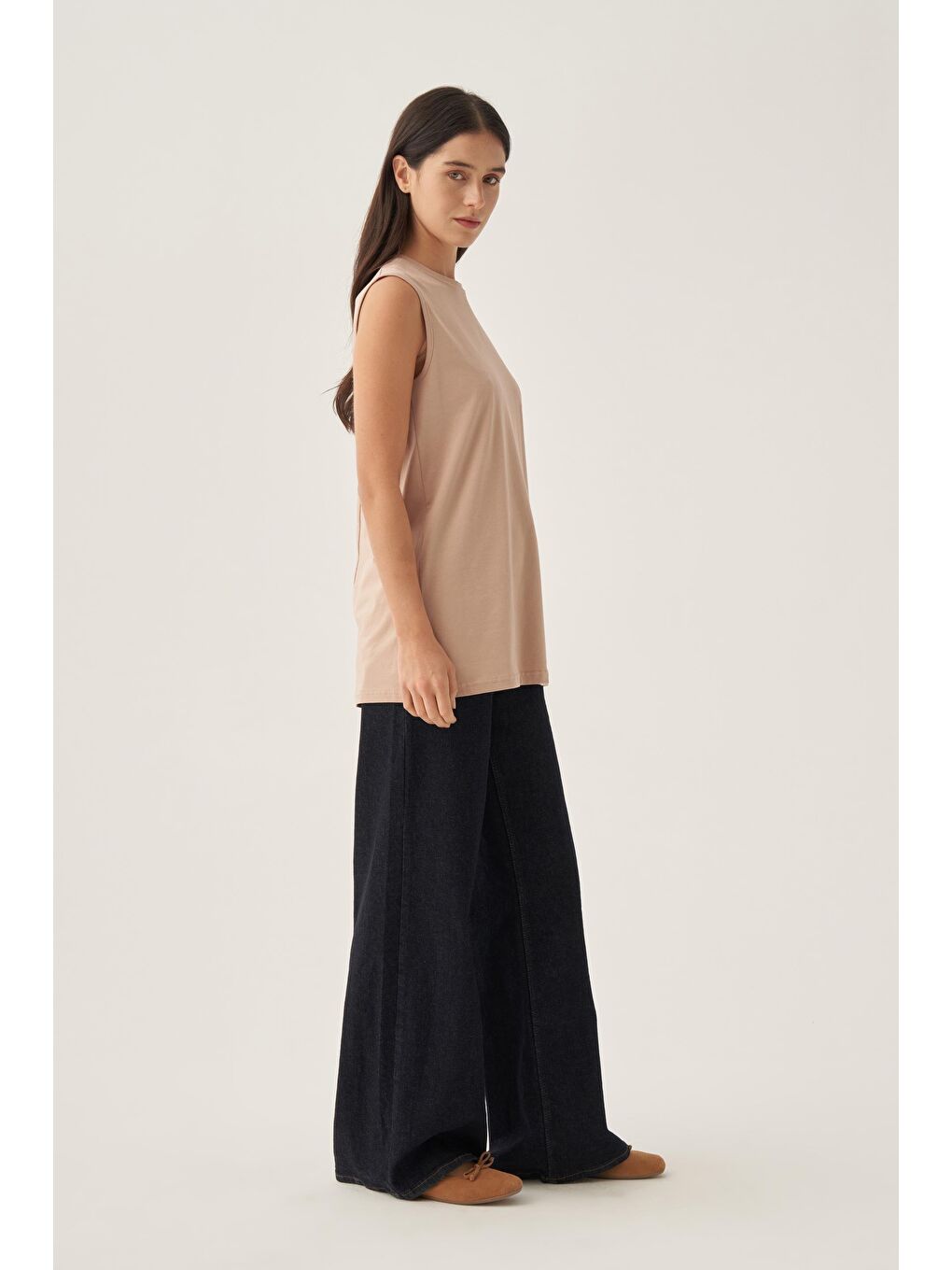 Bej Bisiklet Yaka Kolsuz Pamuklu Tişört-1