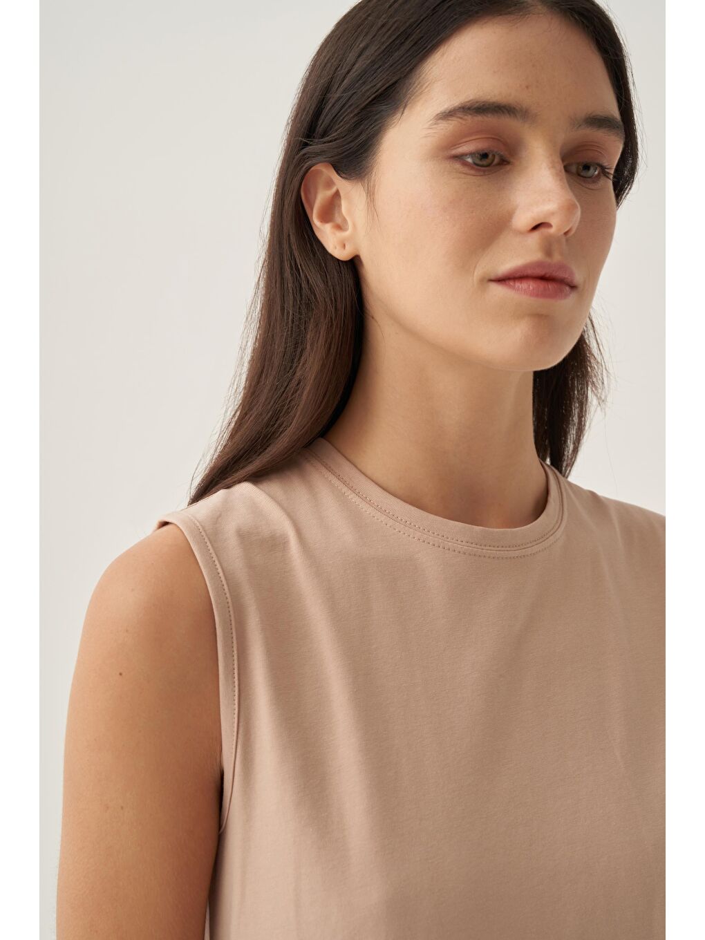 Bej Bisiklet Yaka Kolsuz Pamuklu Tişört-4