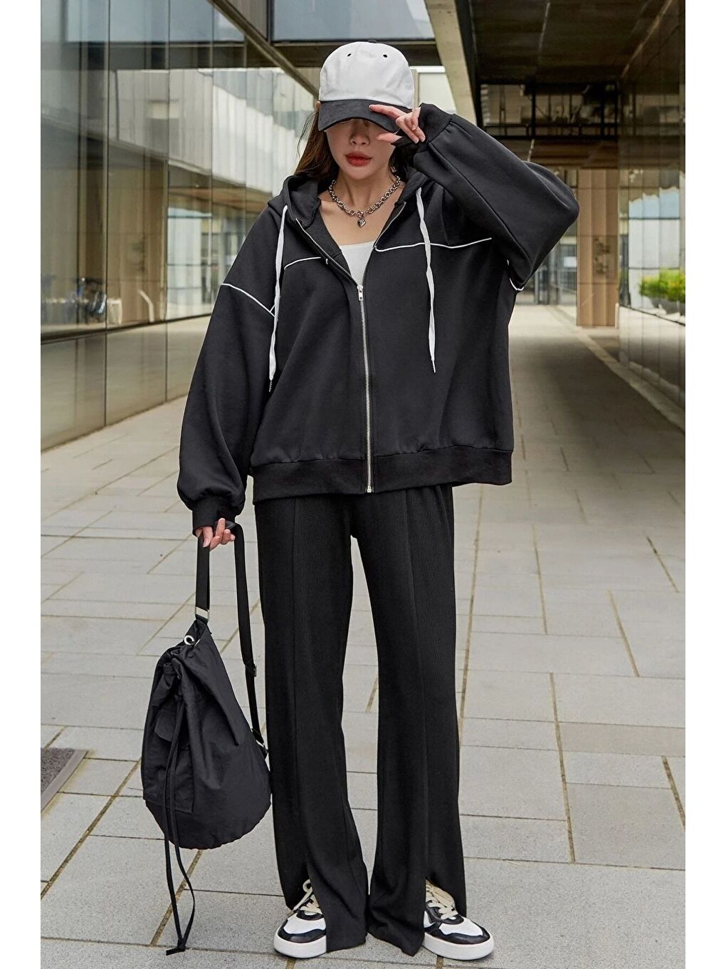 Kadın Siyah Biye Detay Kapüşonlu Hırka-1