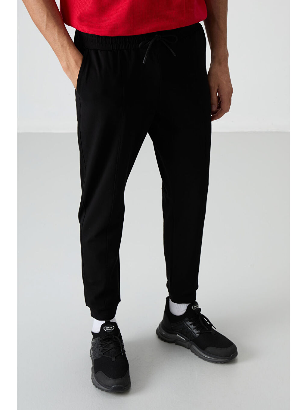 Siyah Pamuklu Yumuşak Dokulu Comfort Fit Nakışlı  Jogger - 82123