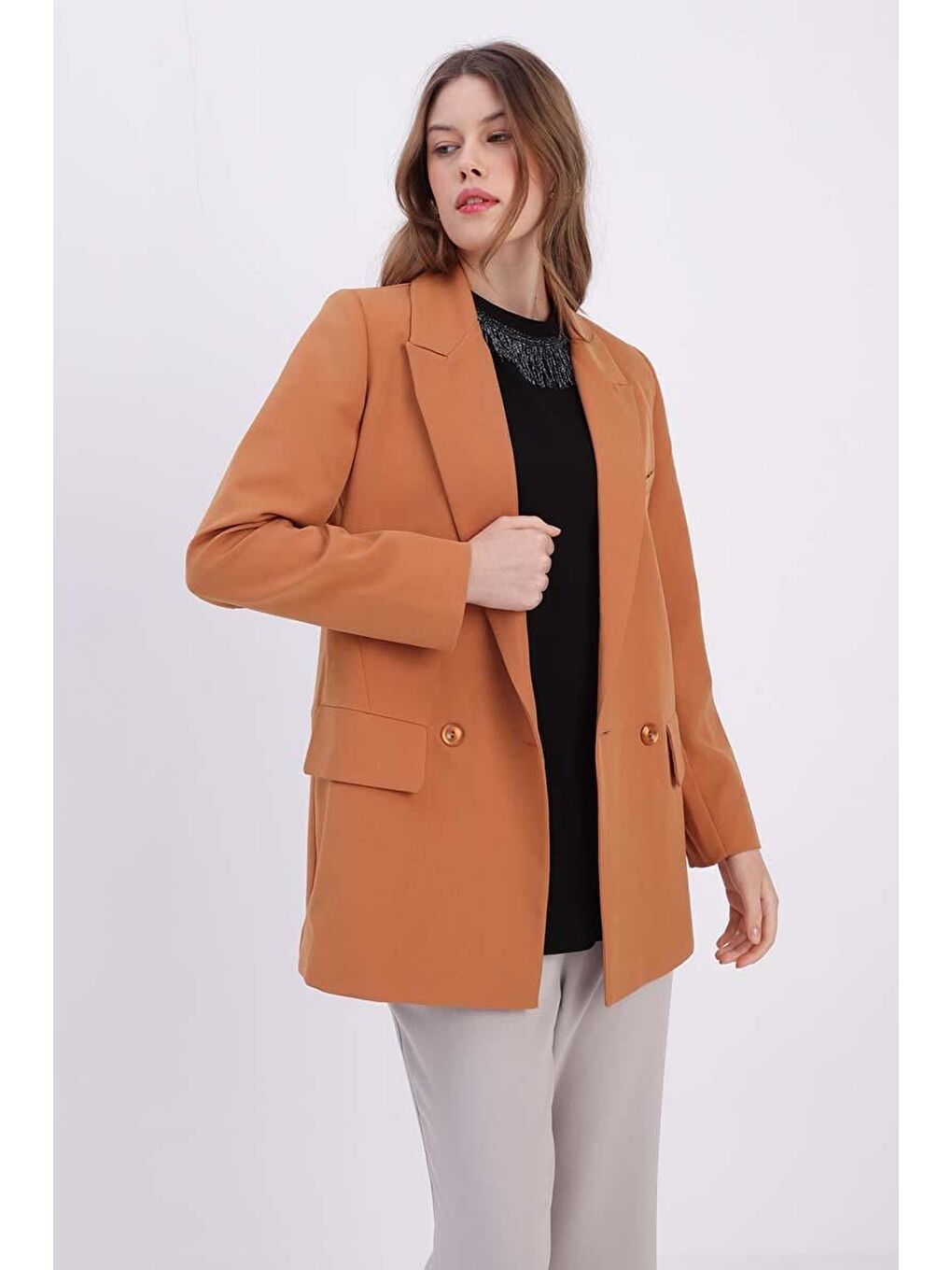 Siyah Pamuklu Püskül Detaylı Kısa Kollu Tişört-3