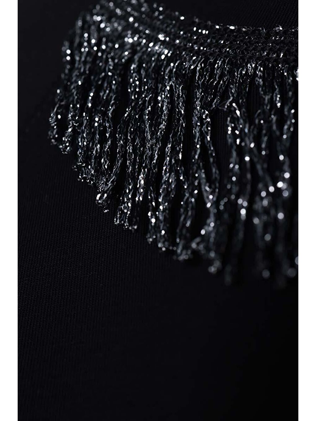 Siyah Pamuklu Püskül Detaylı Kısa Kollu Tişört-5