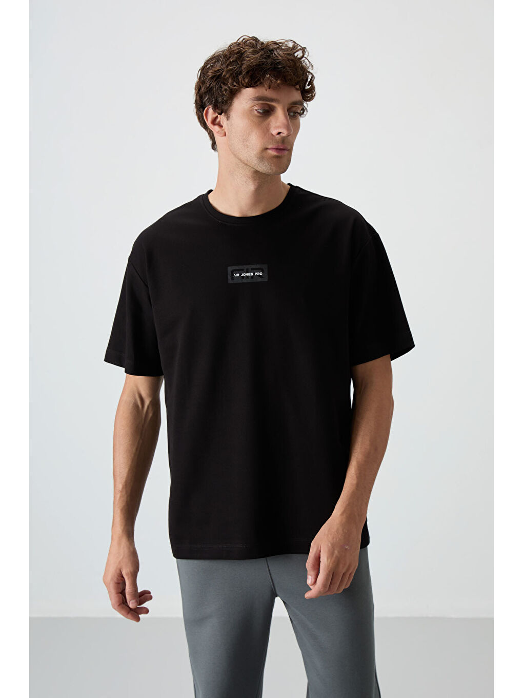 Siyah Pamuklu Kalın Yüzeyi Dokulu  Fit  Baskılı Erkek Tişört - 88367