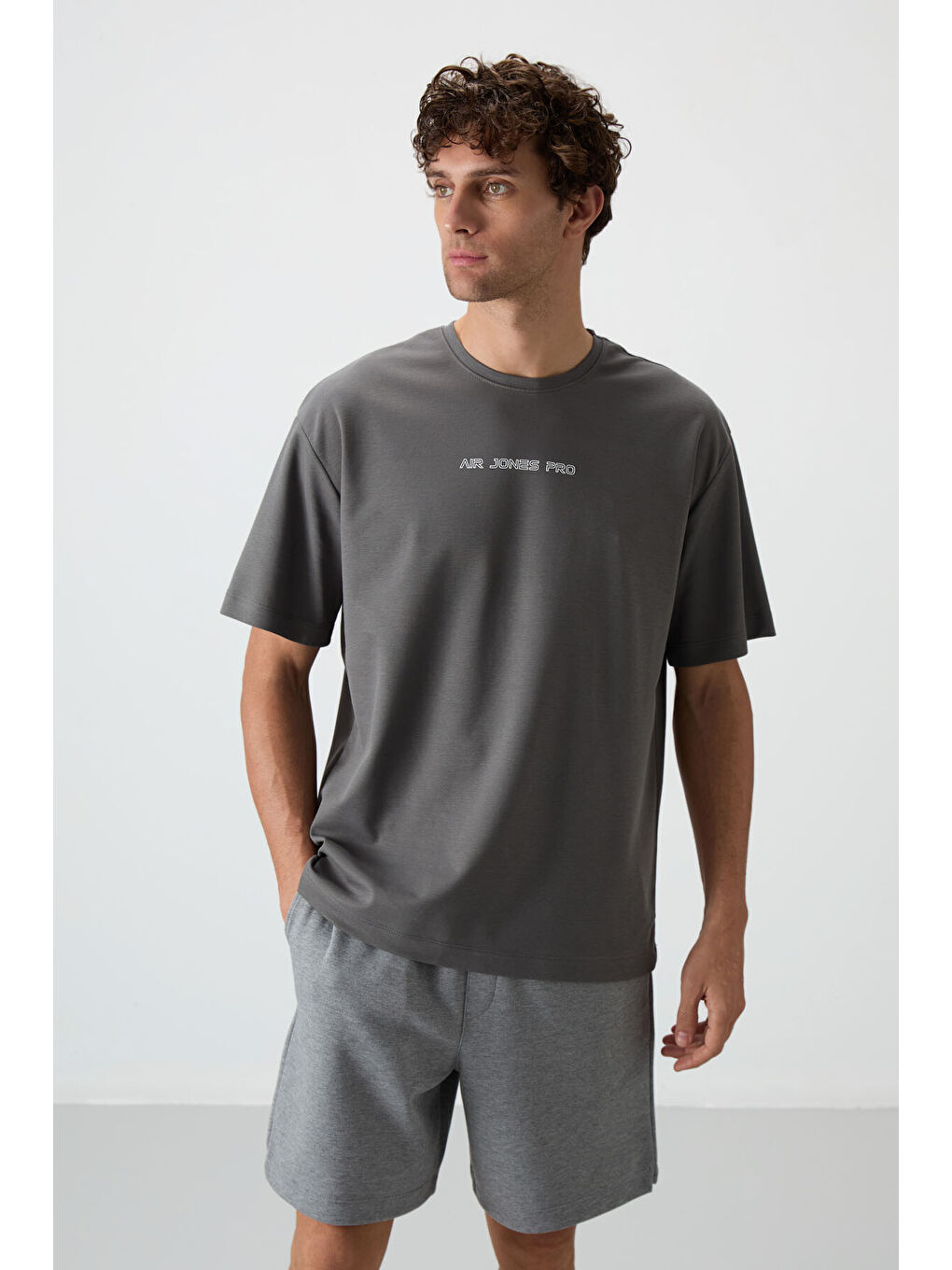 Koyu Gri Pamuklu Kalın Yüzeyi Dokulu  Fit  Baskılı Erkek Tişört - 88364