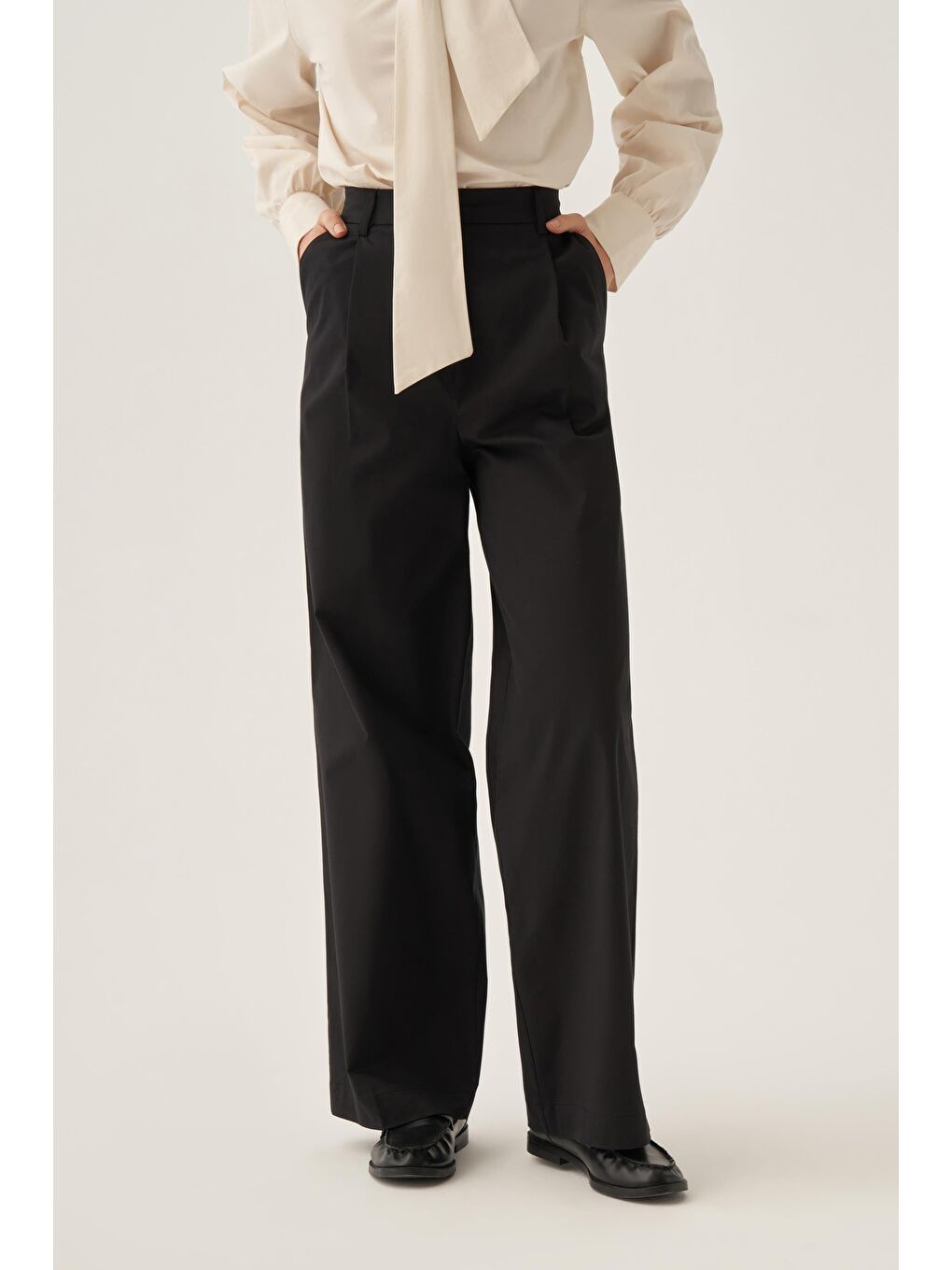 Siyah-Pileli Geniş Paça Pantolon-3