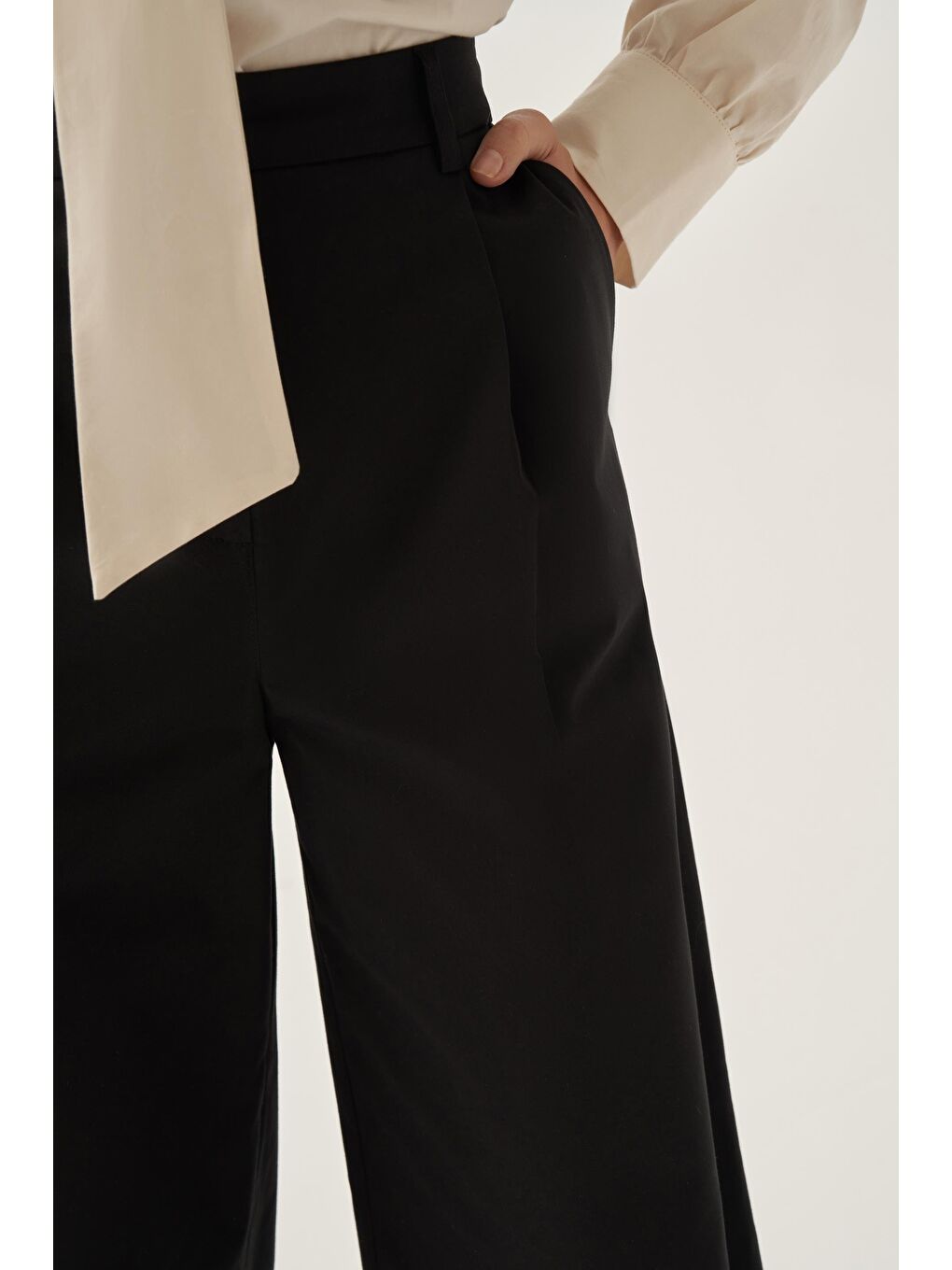 Siyah-Pileli Geniş Paça Pantolon-4