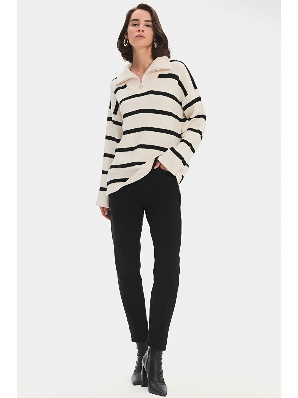 Siyah Kadın Normal Kalıp Fermuar Detaylı Dik Yaka Çizgili Triko Kazak-1