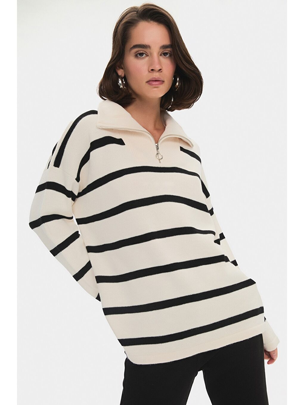Siyah Kadın Normal Kalıp Fermuar Detaylı Dik Yaka Çizgili Triko Kazak-2