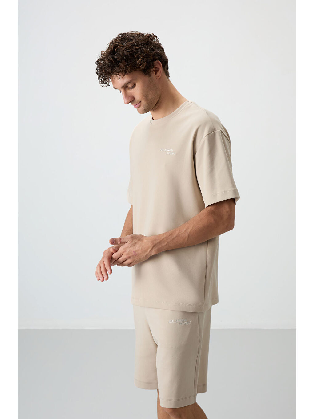 Bej Pamuklu Kalın Yumuşak Dokulu  Fit Nakışlı Şortlu Takım - 85250-2