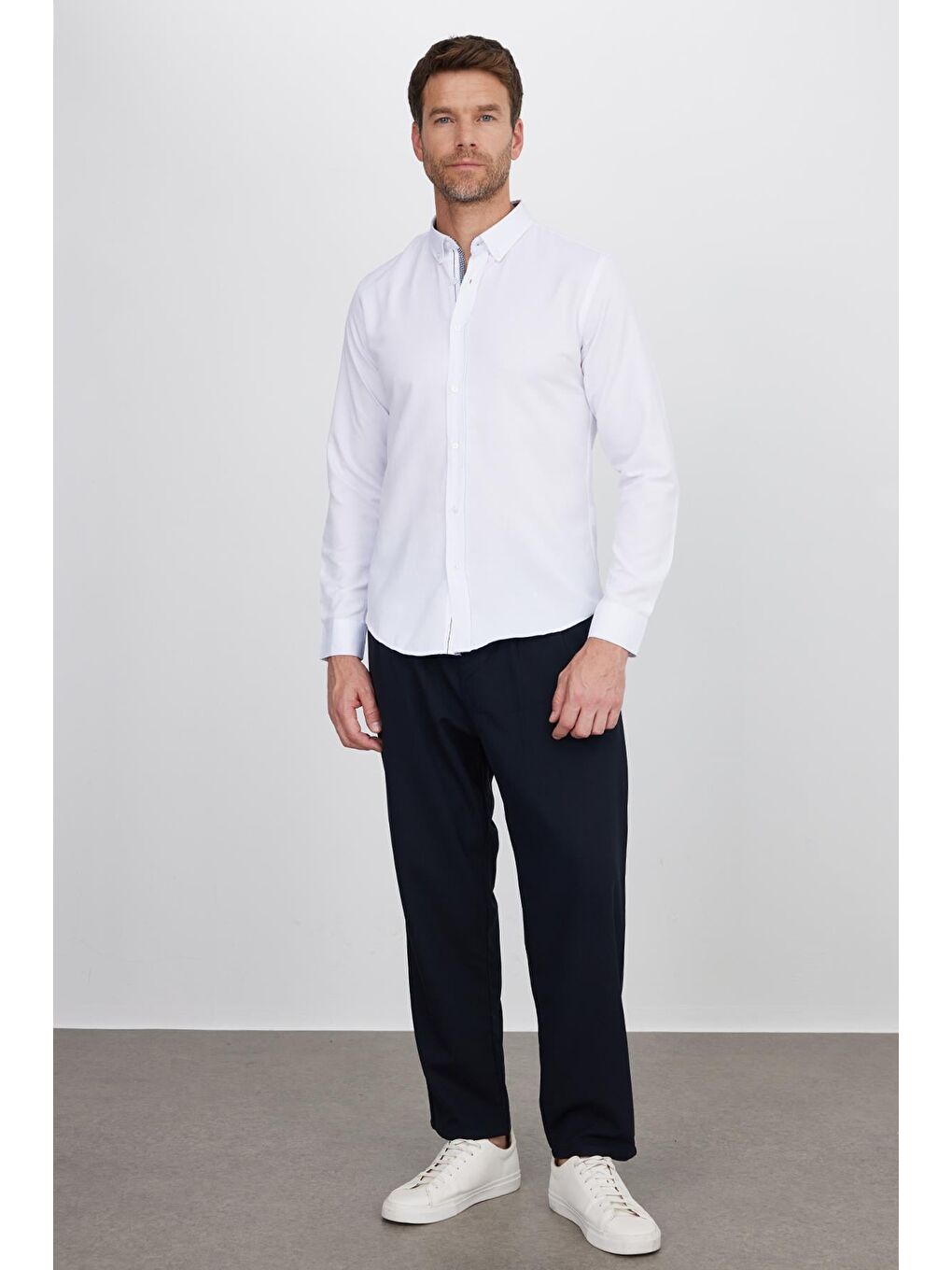 Beyaz Slim Fit Uzun Kollu Düğmeli Yaka Pamuklu Kolay Ütü Düz Erkek Gömlek-3