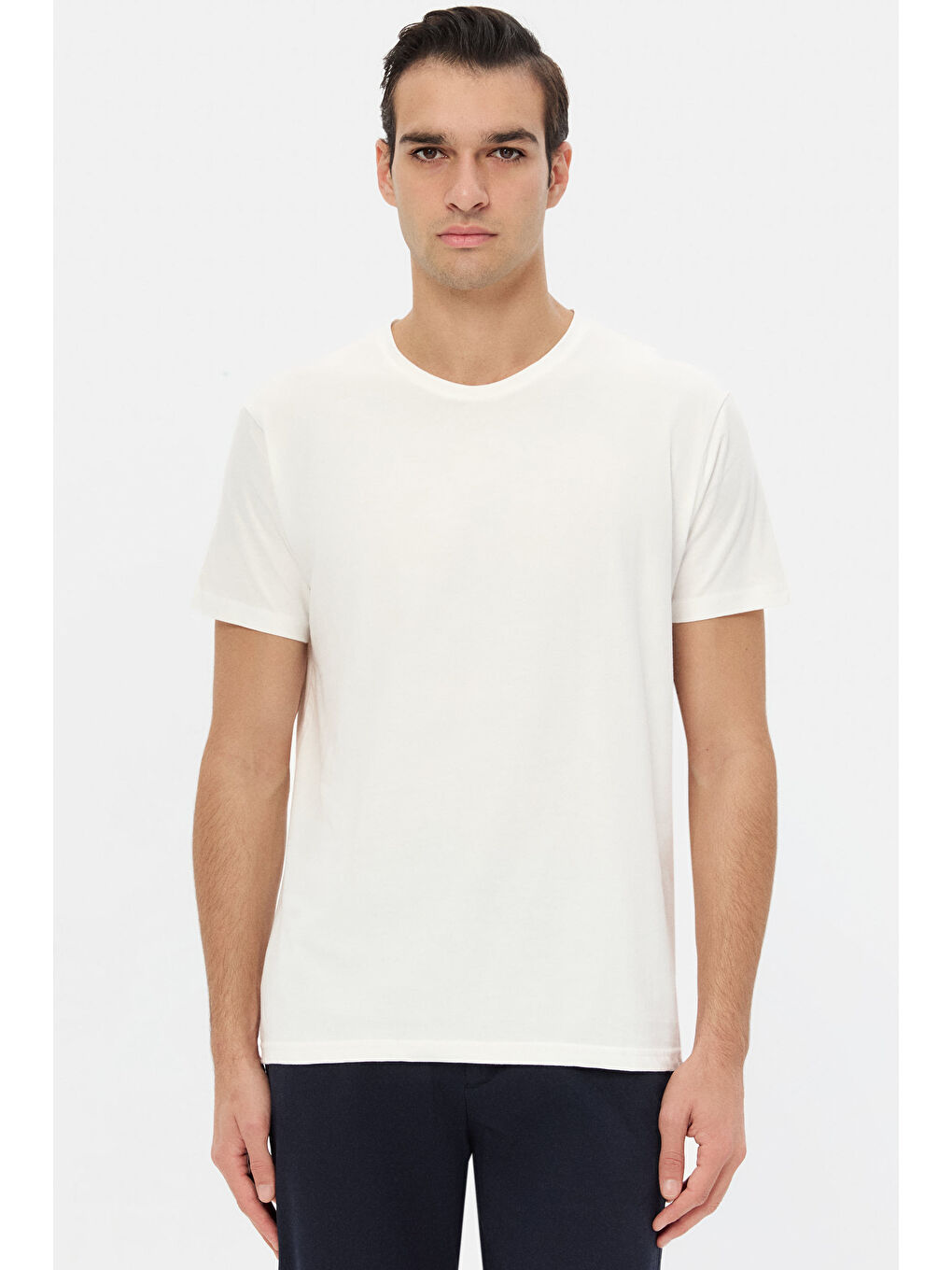 Slim Fit Beyaz Bisiklet Yaka %100 Pamuklu Nefes Alabilen Tişört