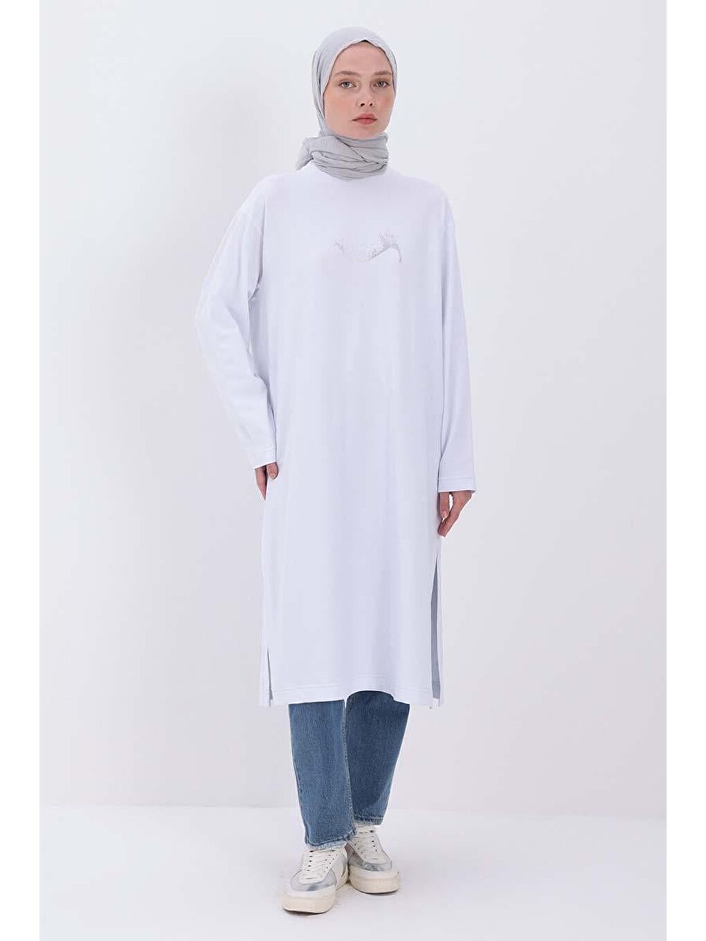 Beyaz Pamuklu Yandan Yırtmaçlı Varak Baskılı Tunik-1