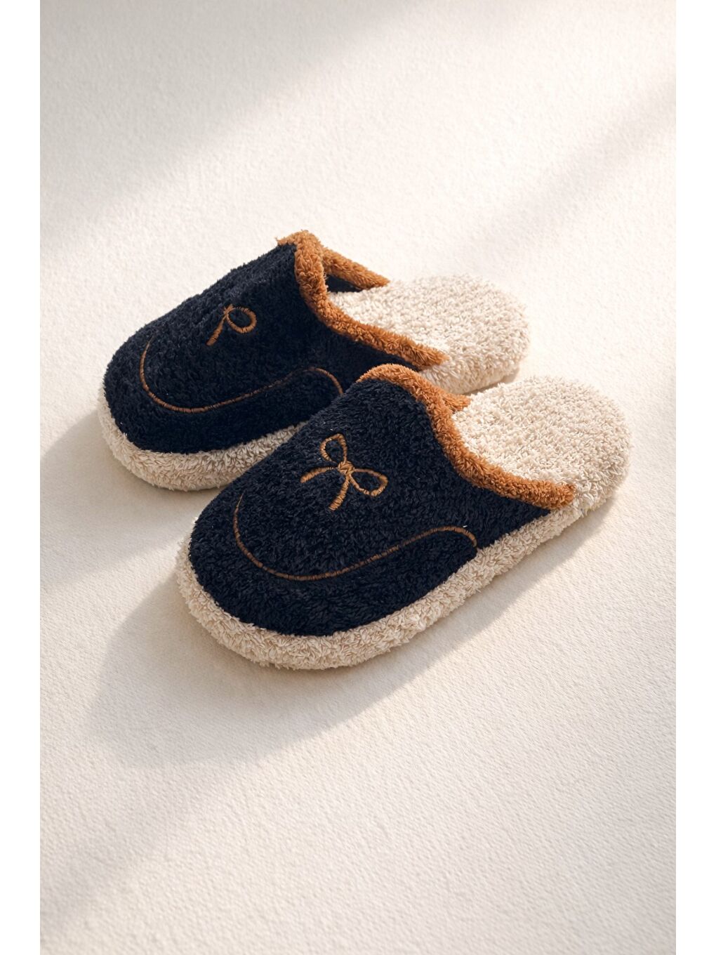 Siyah AMORE Kapalı Kadın Ev Terliği Günlük Rahat Kışlık Terlik