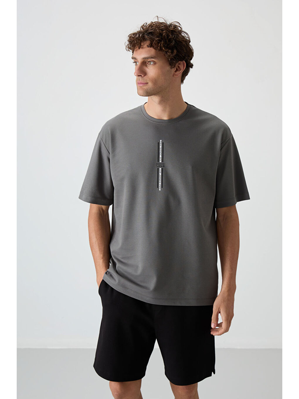Koyu Gri Pamuklu Kalın Yüzeyi Dokulu  Fit  Baskılı Erkek Tişört - 88366-3