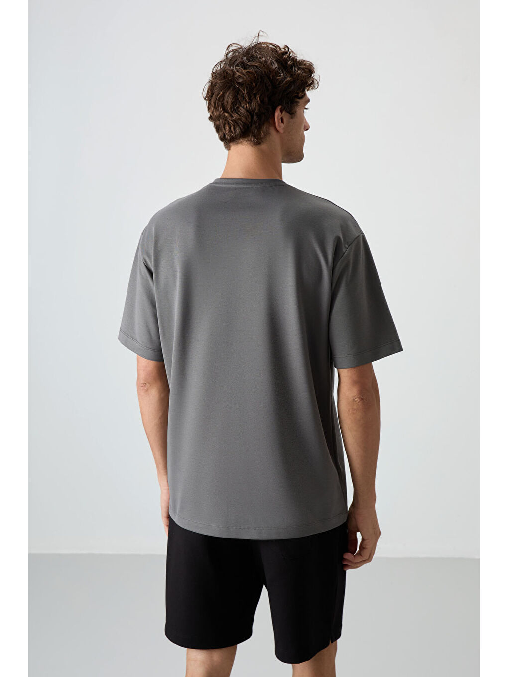 Koyu Gri Pamuklu Kalın Yüzeyi Dokulu  Fit  Baskılı Erkek Tişört - 88366-4
