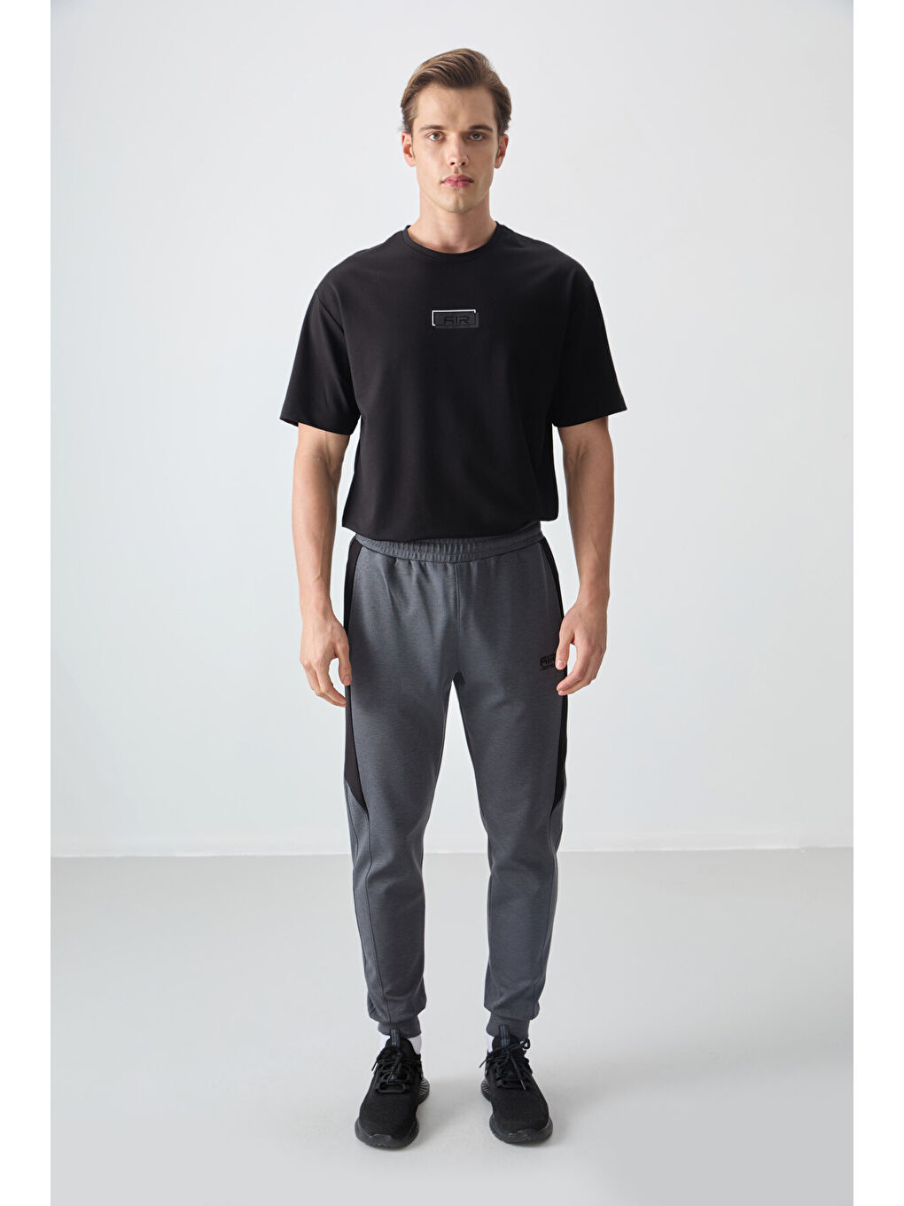 Koyu Gri Yüzeyi Dokulu Standart Fit Nakışlı  Eşofman Alt - 82126