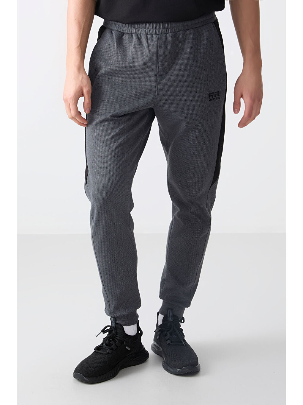 Koyu Gri Yüzeyi Dokulu Standart Fit Nakışlı  Eşofman Alt - 82126-1