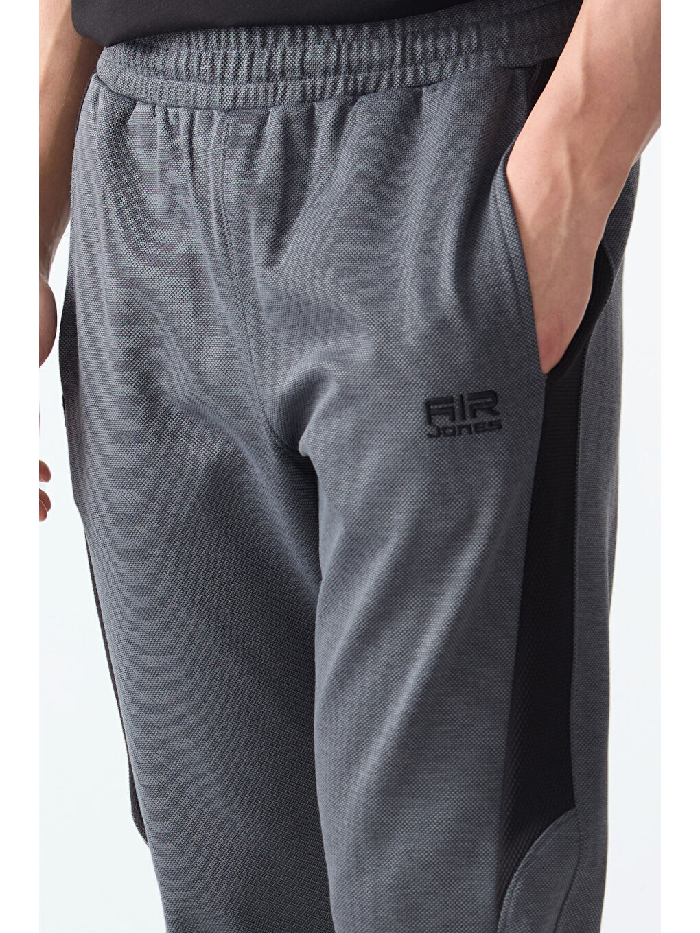 Koyu Gri Yüzeyi Dokulu Standart Fit Nakışlı  Eşofman Alt - 82126-2