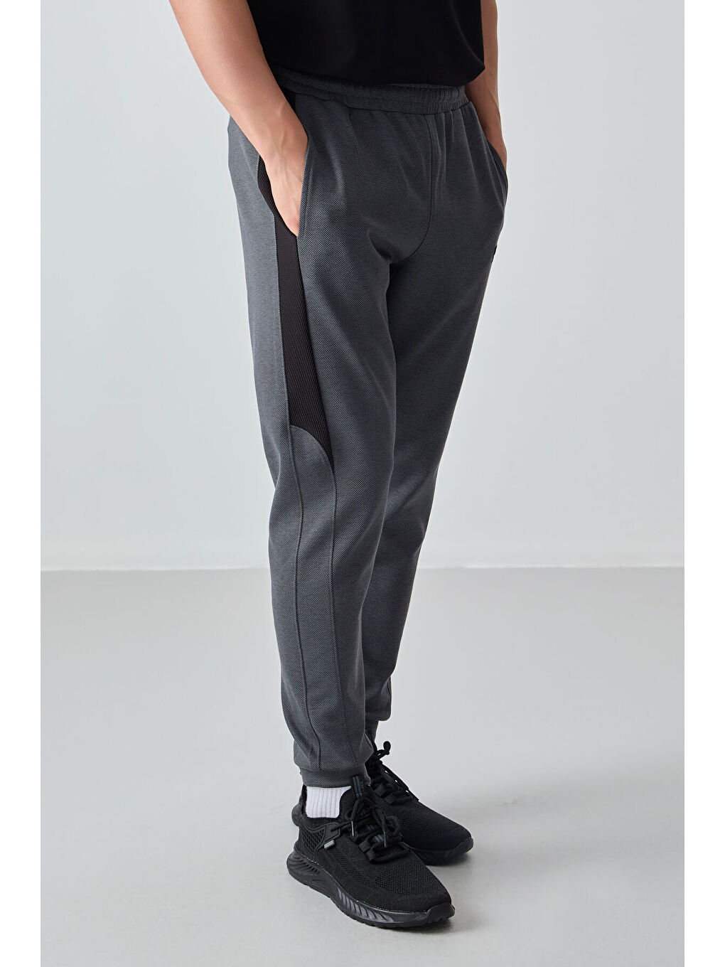 Koyu Gri Yüzeyi Dokulu Standart Fit Nakışlı  Eşofman Alt - 82126-3