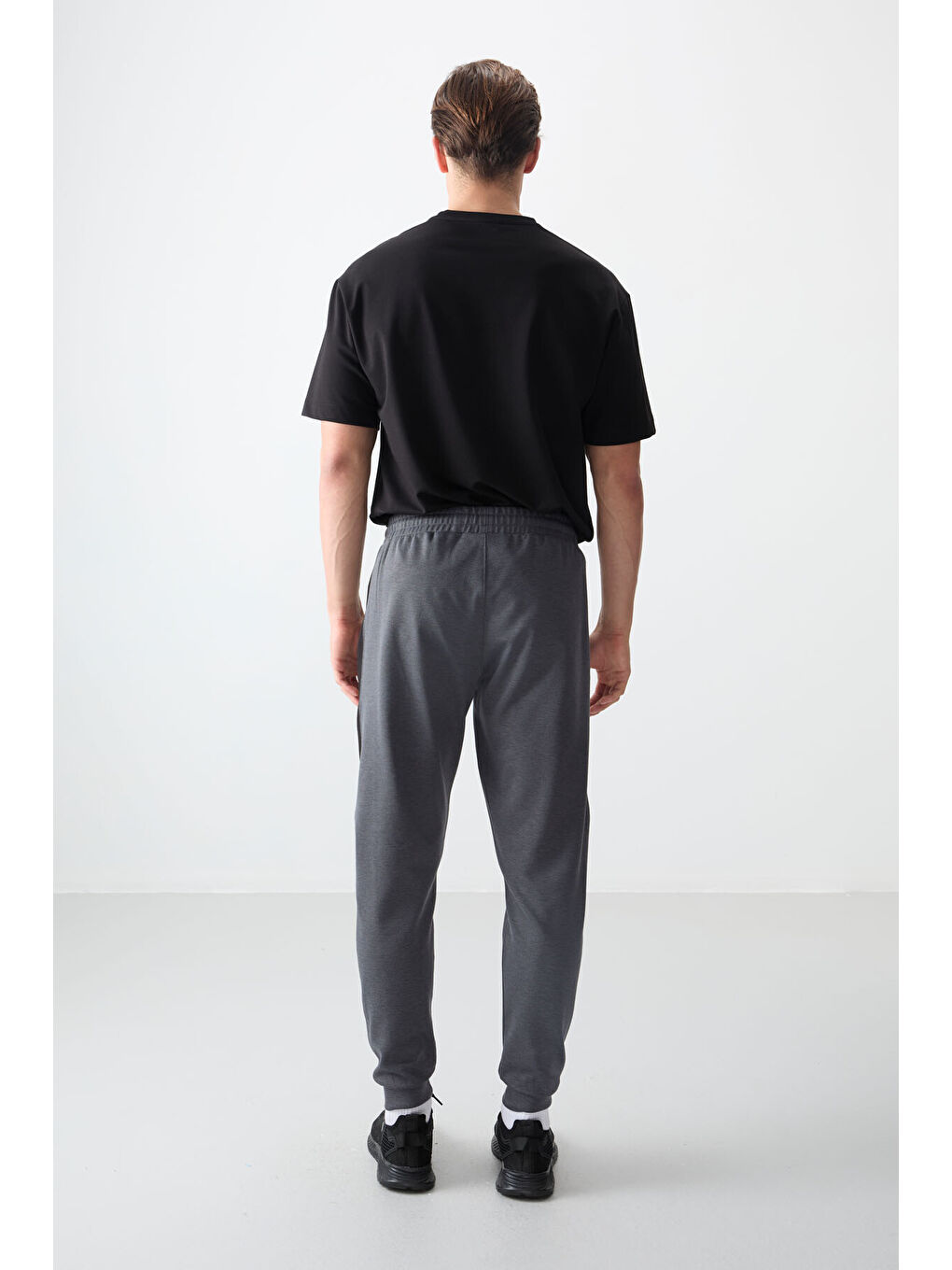 Koyu Gri Yüzeyi Dokulu Standart Fit Nakışlı  Eşofman Alt - 82126-4