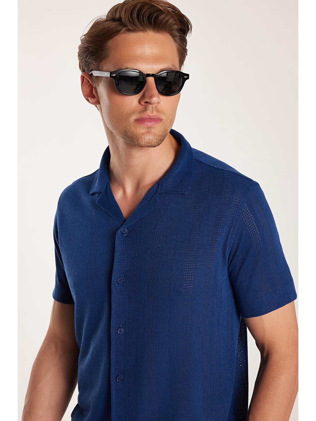 Erkek Slim Fit Örme Kumaş Apaş Yaka Rahat Kullanım Kısa Kol Lacivert Gömlek-2
