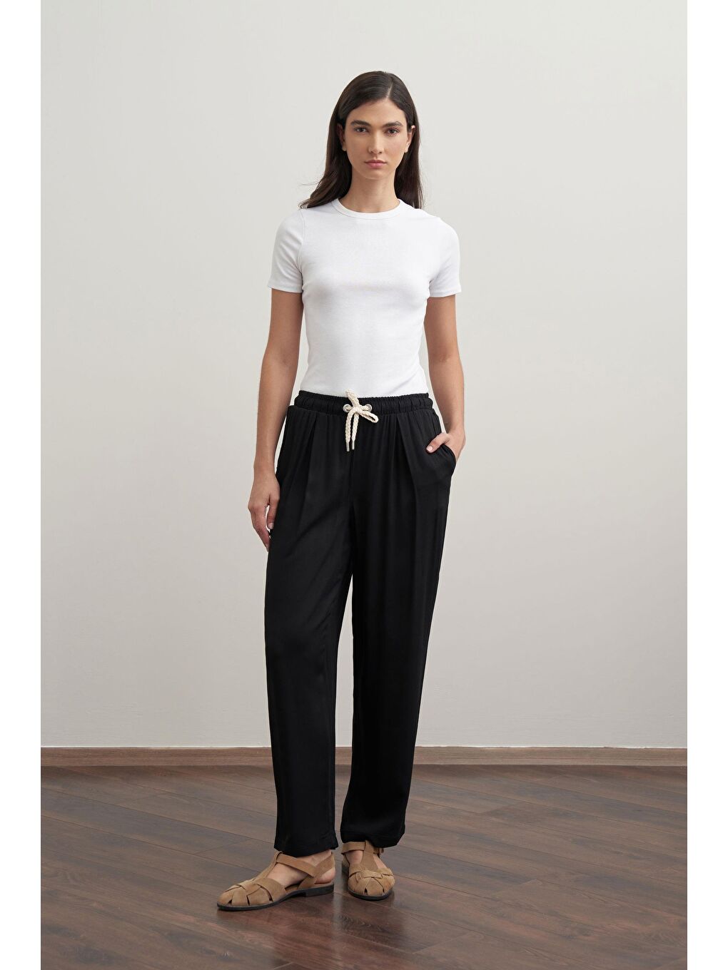 Siyah-Beli Lastikli Geniş Paça Pantolon