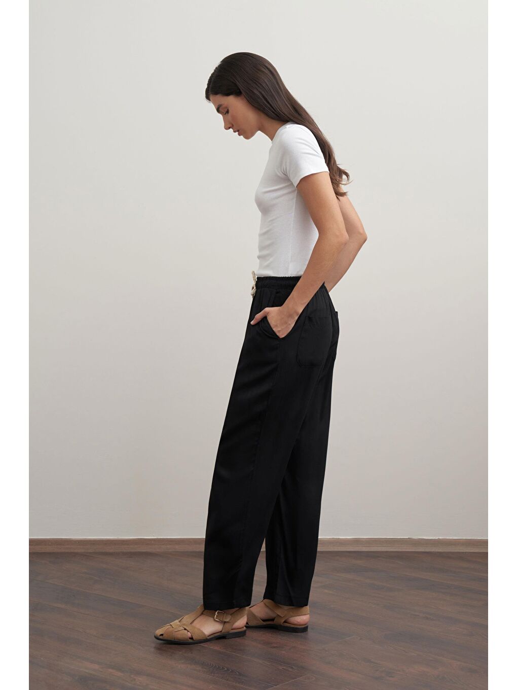 Siyah-Beli Lastikli Geniş Paça Pantolon-1