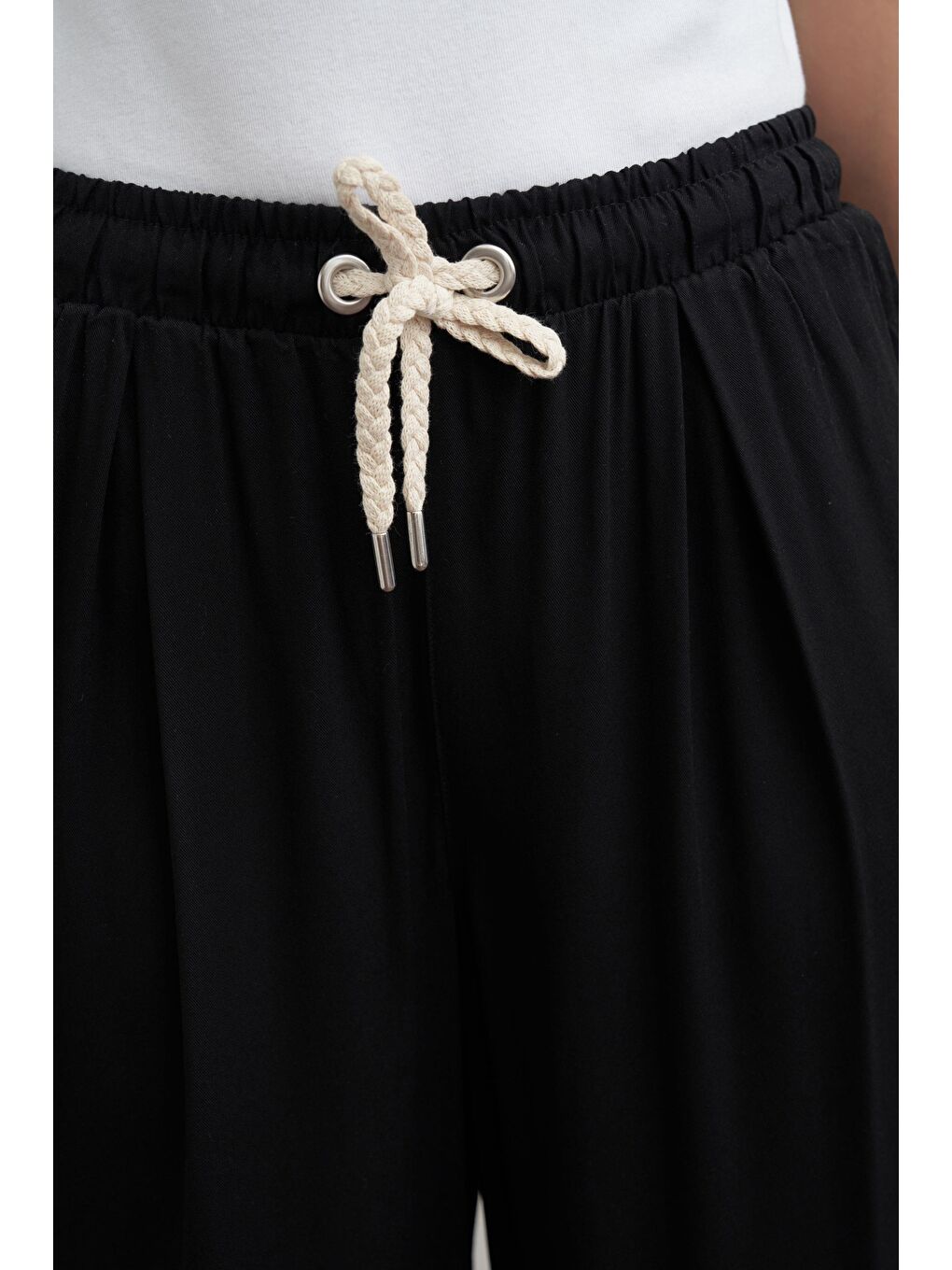 Siyah-Beli Lastikli Geniş Paça Pantolon-3