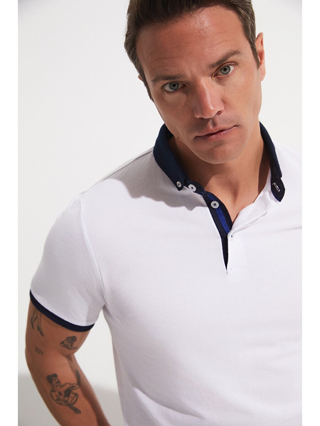 Beyaz Polo Yaka Kısa Kollu Erkek Tişört-4