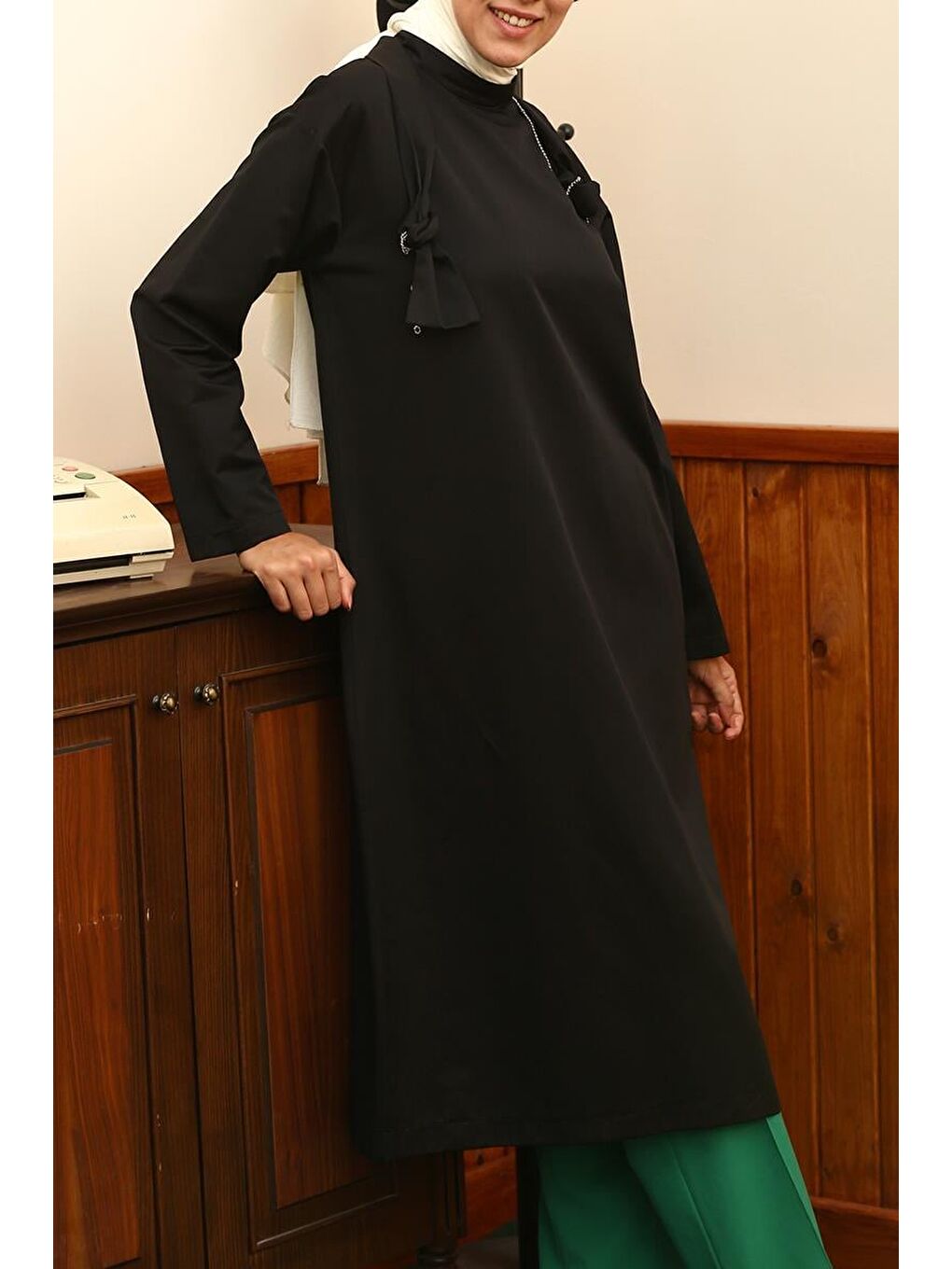 Siyah Yakası Düğümlü Zincirli Uzun Tunik