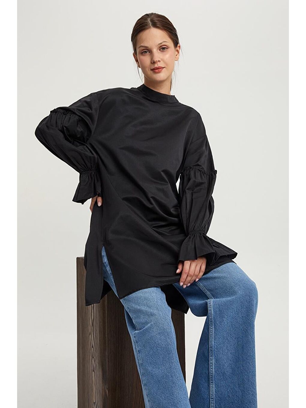 Siyah Kolu Lastikli Fırfır Detaylı Tunik-4